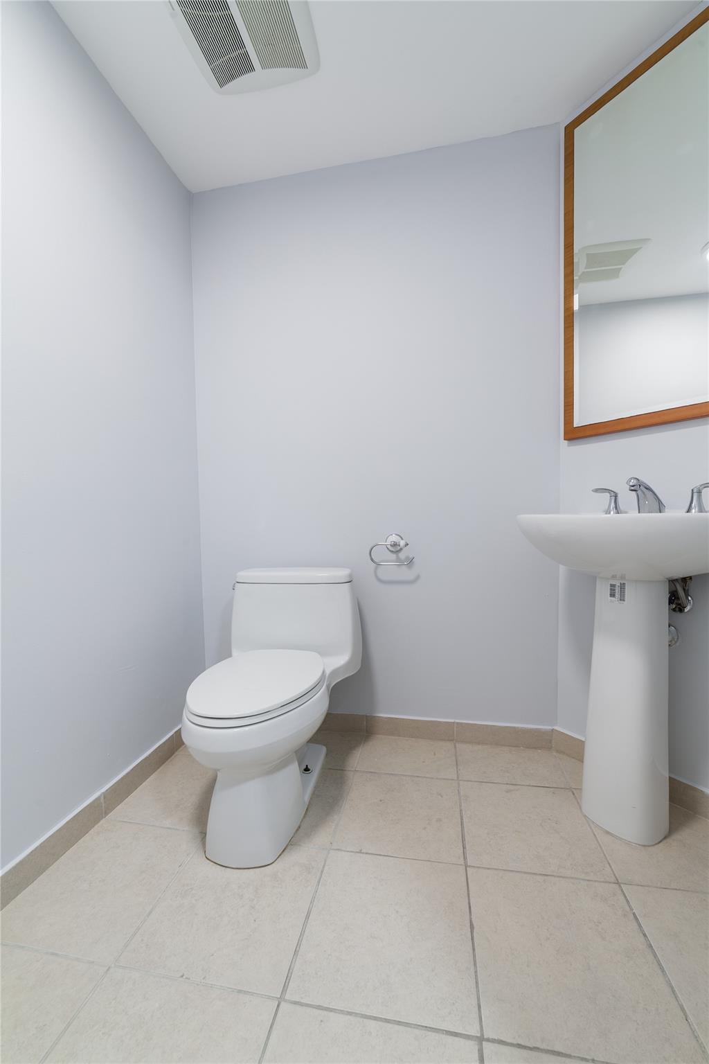 LA PERLA CONDO - Residential Lease