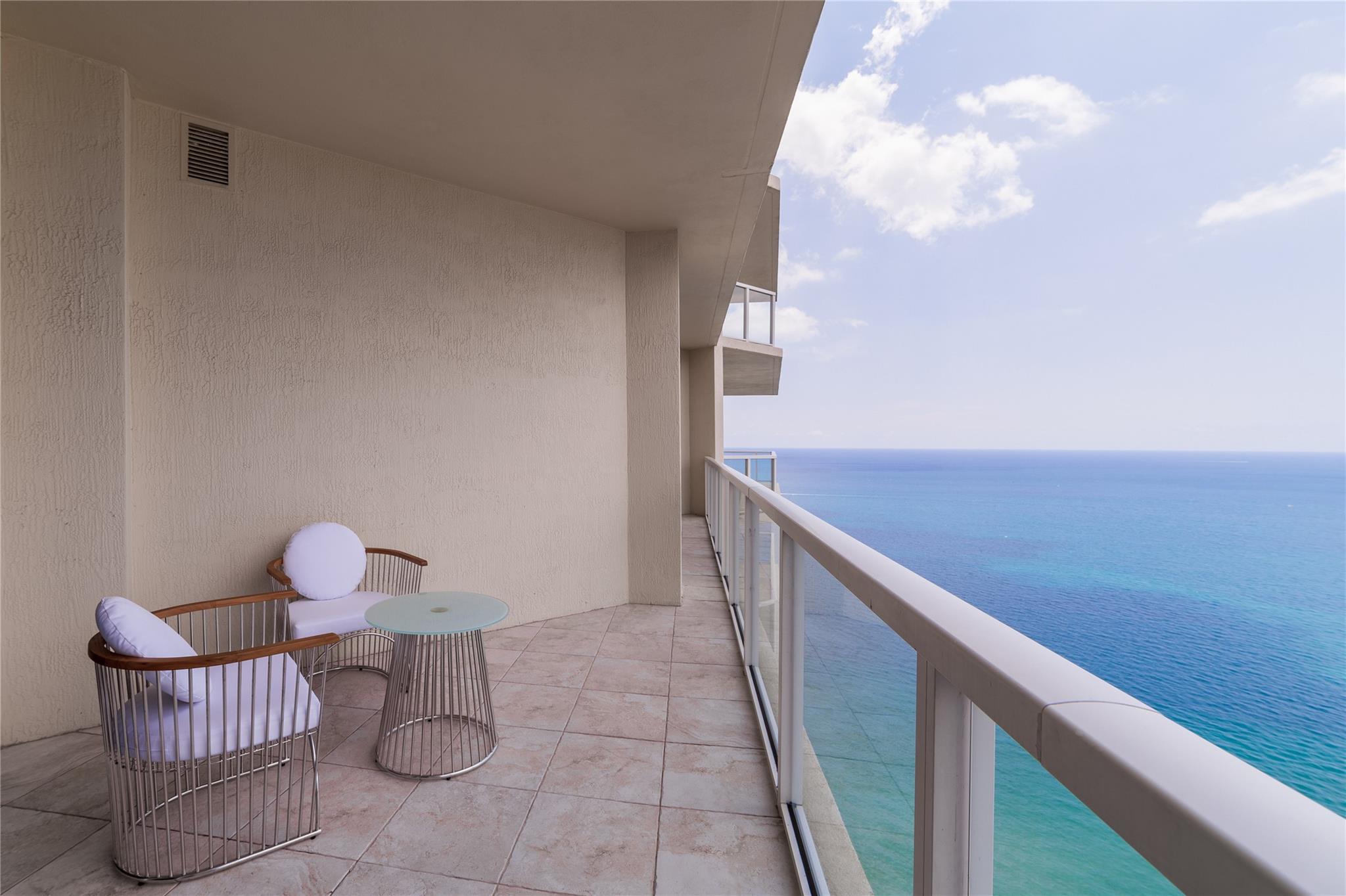 LA PERLA CONDO - Residential Lease