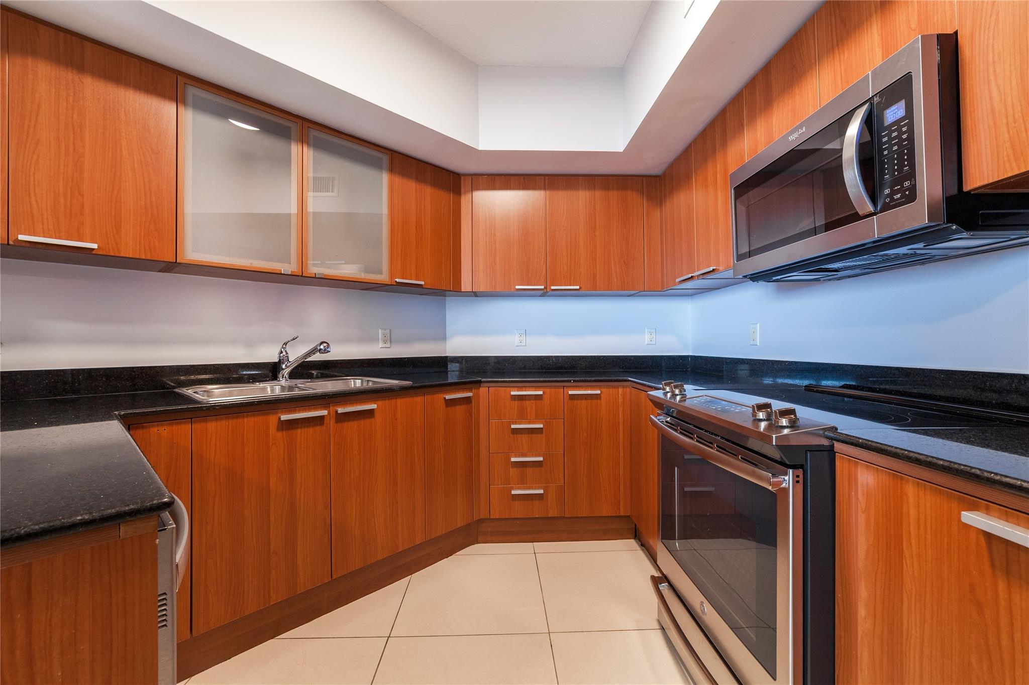 LA PERLA CONDO - Residential Lease