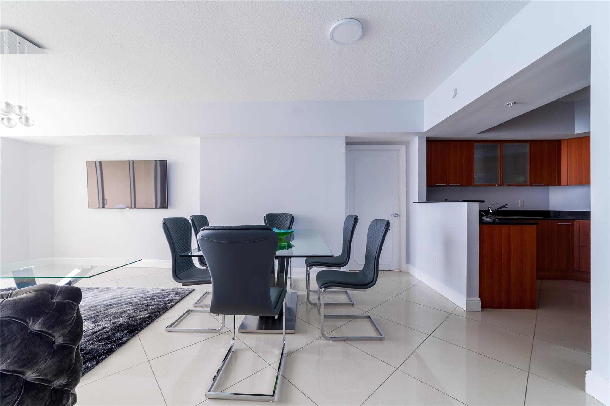 LA PERLA CONDO - Residential Lease