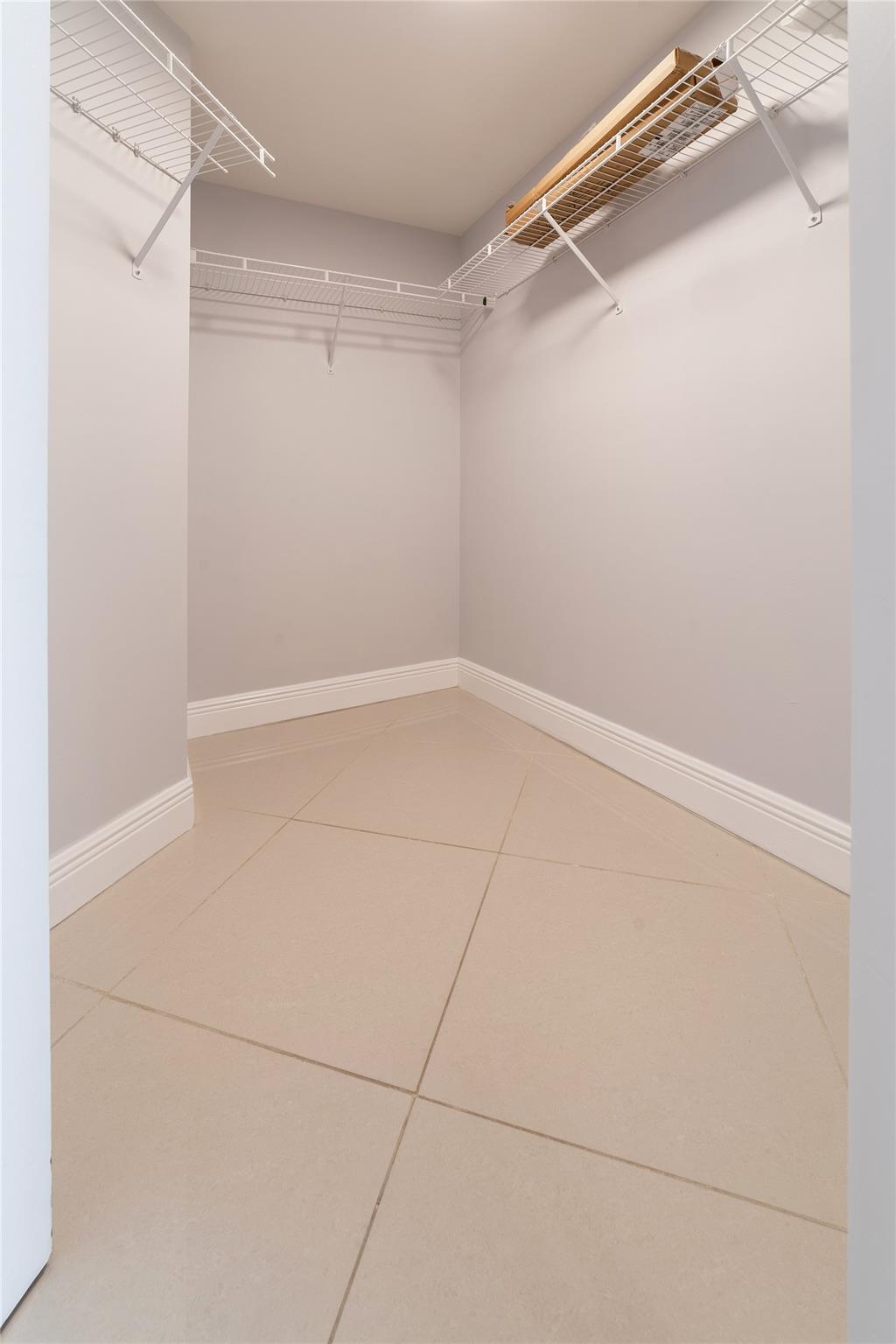 LA PERLA CONDO - Residential Lease