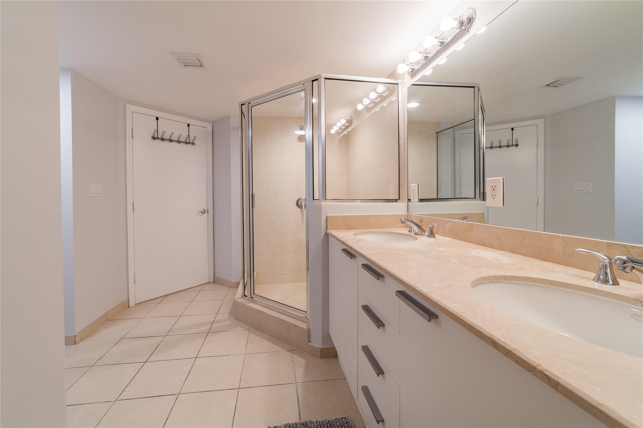 LA PERLA CONDO - Residential Lease