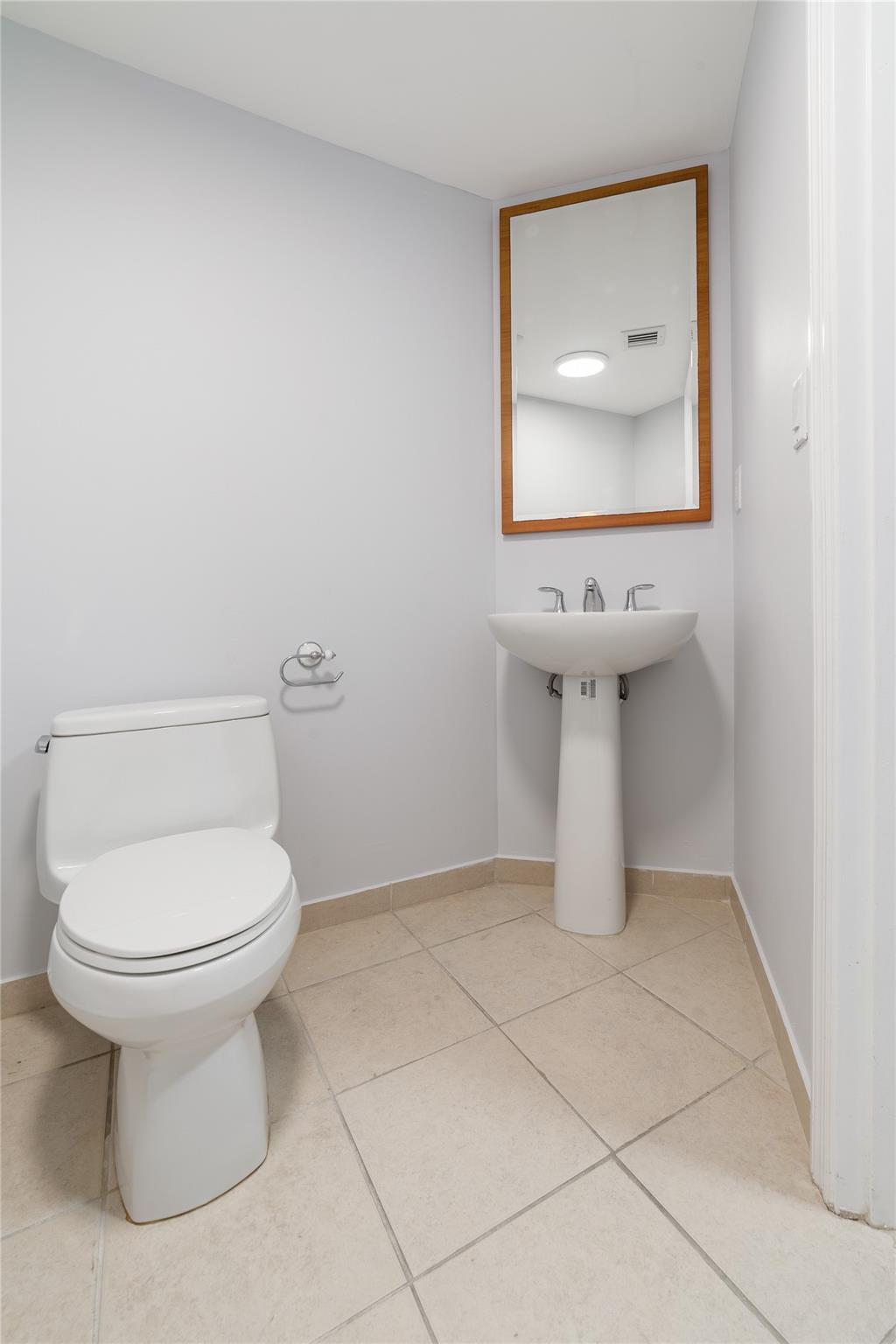 LA PERLA CONDO - Residential Lease