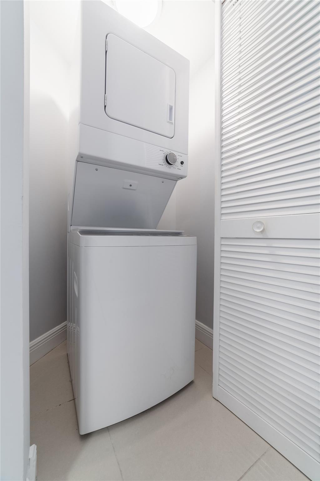 LA PERLA CONDO - Residential Lease