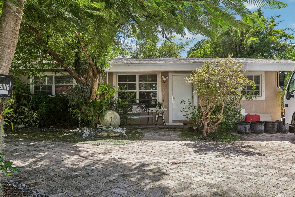 Photo of 216 NE 26TH Court, Pompano Beach, FL 33064 (MLS # B26094745)