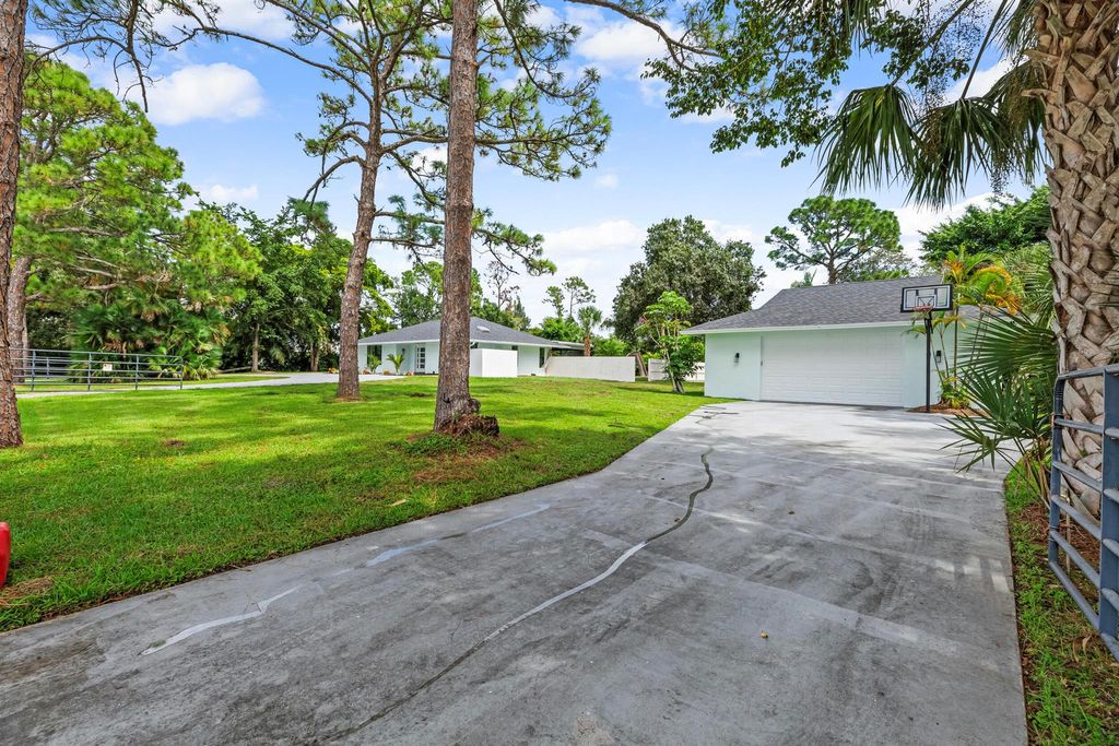 Photo of 15686 84th Avenue N, Palm Beach Gardens, FL 33418 (MLS # R11024026)