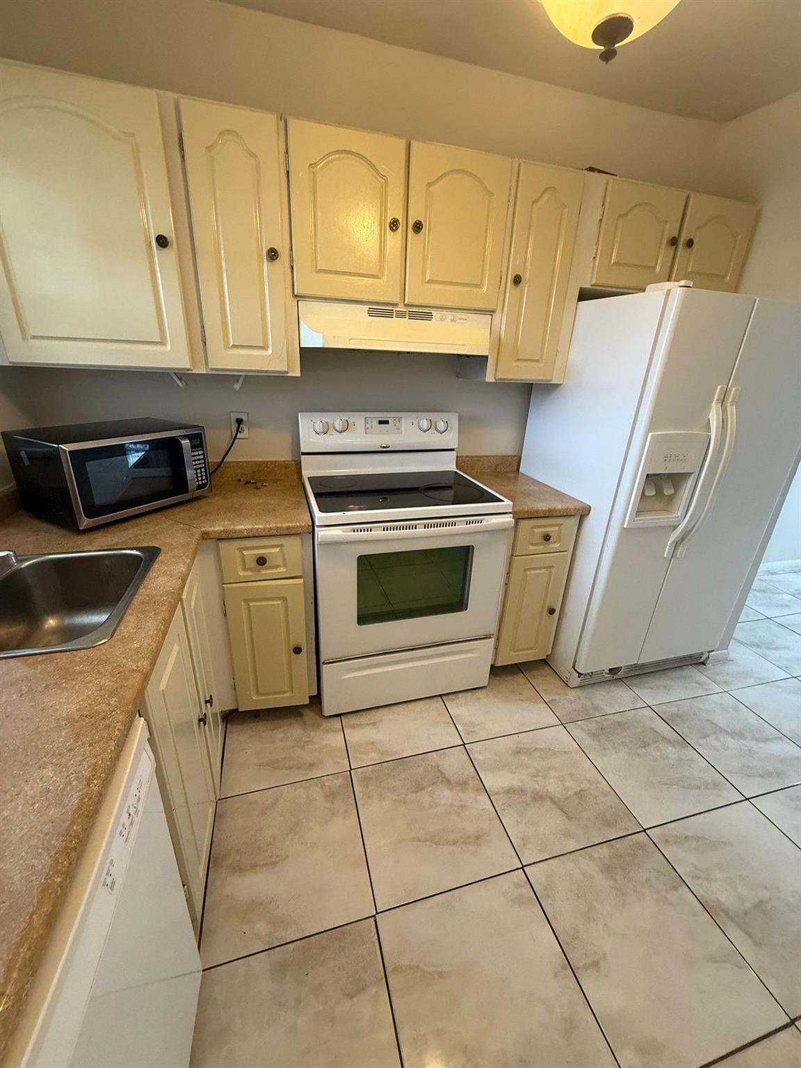 BEAUTIFUL AND SPACIOUS 1/1 IN DAVIE! GREAT LOCATION. CONDO FEATURES LAUNDRY ROOM AND POOL CLOSE TO UNIT. SPACIOUS APARTMENT. THIS IS A ONE BEDROOM WITH WALK IN CLOSET + ADDITIONAL CLOSET ! and ONE FULL BATHROOM 
EASY TO SHOW ! CLICK ON SHOW ASSIST FOR MORE INFO. NO MINIMUM CREDIT SCORE REQUIRED.