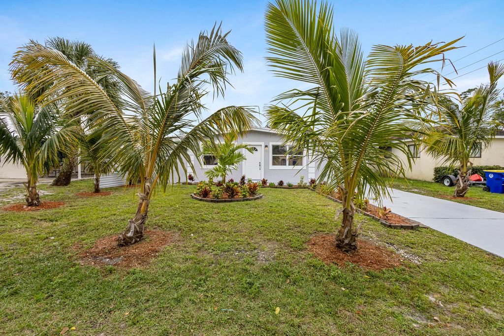 Photo of 3060 SE Fairmont Street, Stuart, FL 34997 (MLS # R10961320)