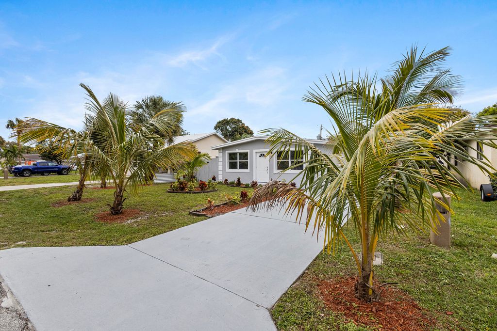 Photo of 3060 SE Fairmont Street, Stuart, FL 34997 (MLS # R10961320)