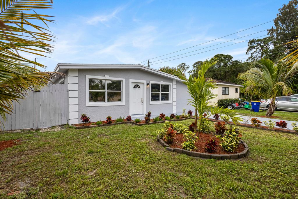 Photo of 3060 SE Fairmont Street, Stuart, FL 34997 (MLS # R10961320)