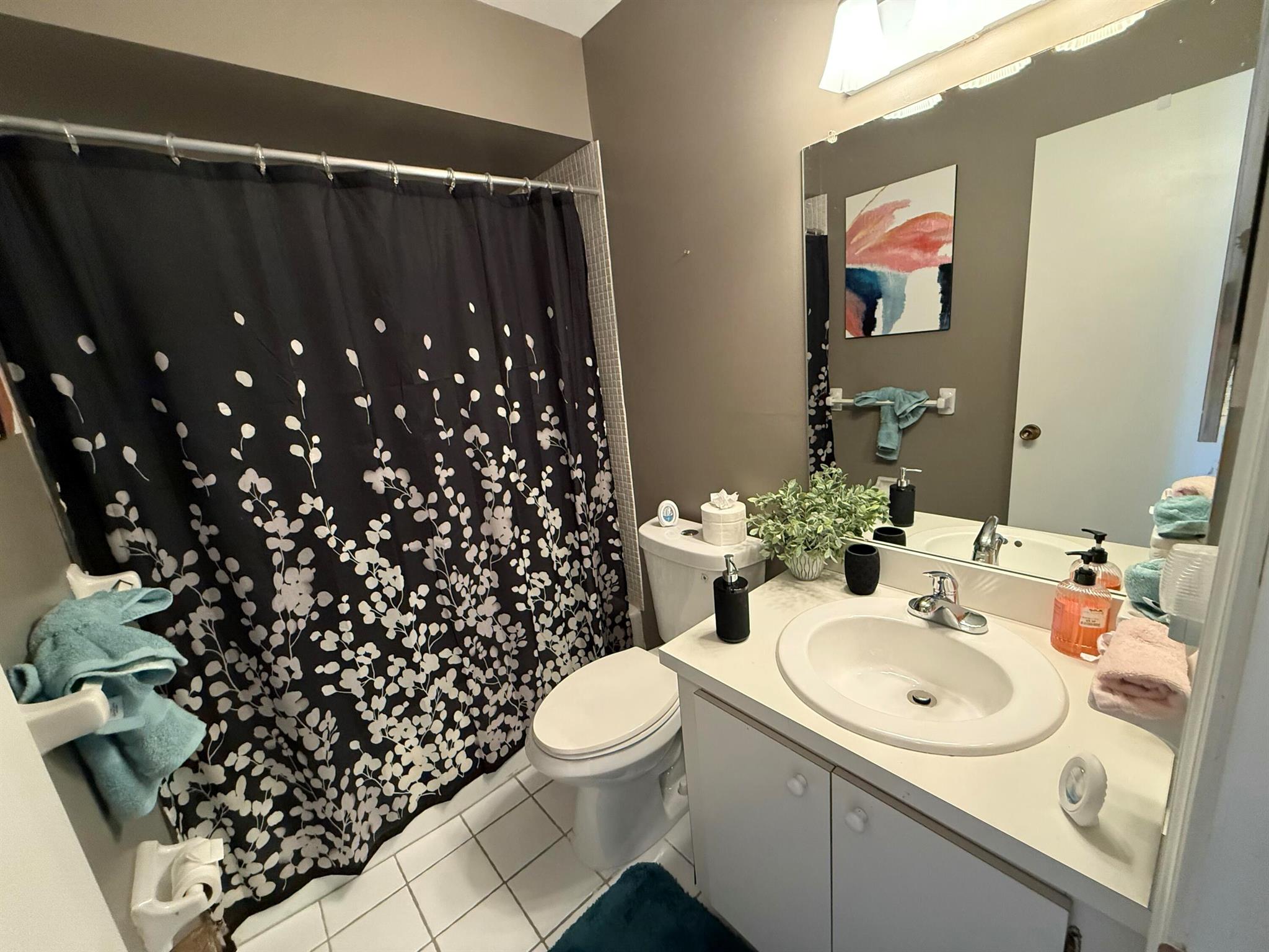 MERIDIAN CONDO 14 - Residential