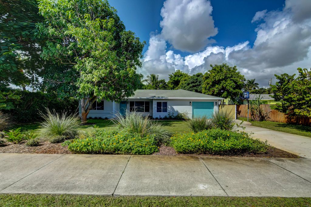 Photo of 1910 NE 2nd Avenue, Delray Beach, FL 33444 (MLS # R11084023)