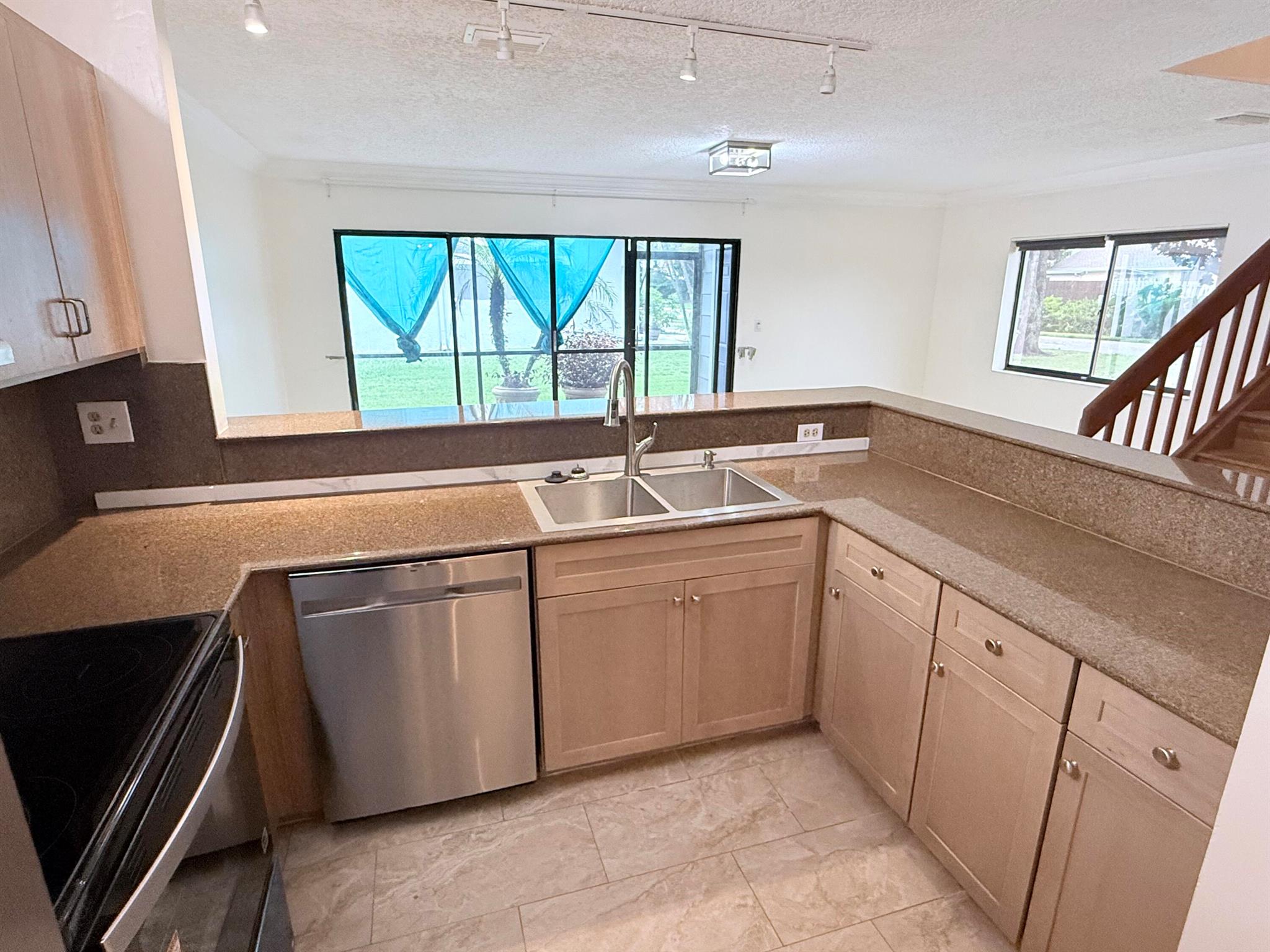 WOODBRIDGE LAKES - Residential Lease