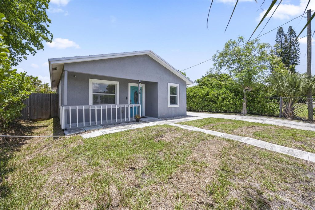 Photo of 126 NW 6th Avenue, Delray Beach, FL 33444 (MLS # R11099539)