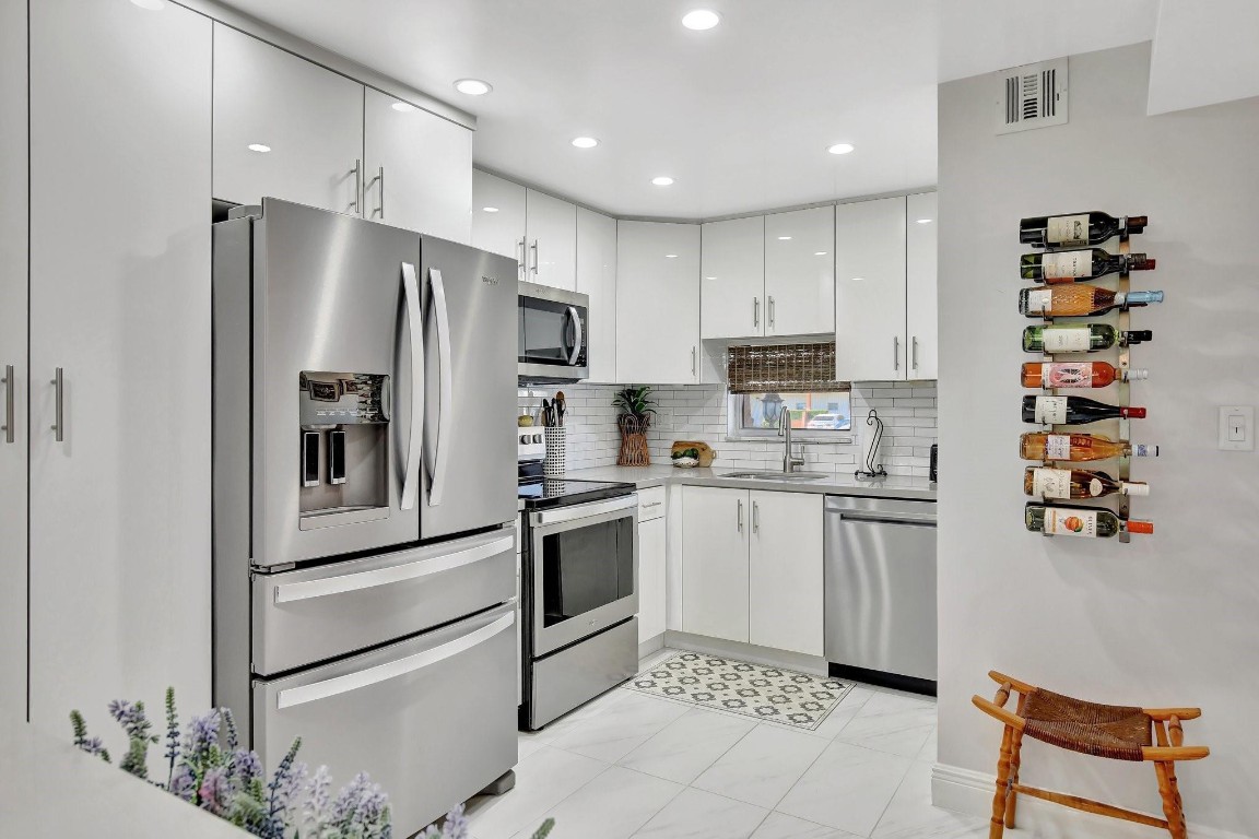 HOLLYBROOK GOLF & TENNIS - Residential