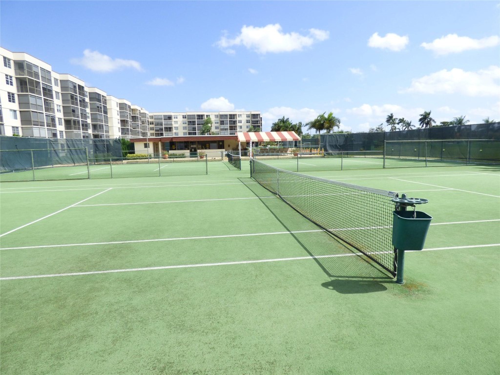 HOLLYBROOK GOLF & TENNIS - Residential