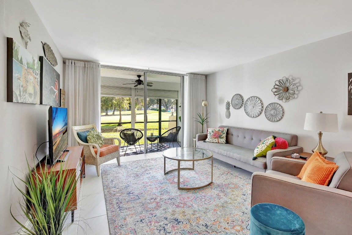 HOLLYBROOK GOLF & TENNIS - Residential