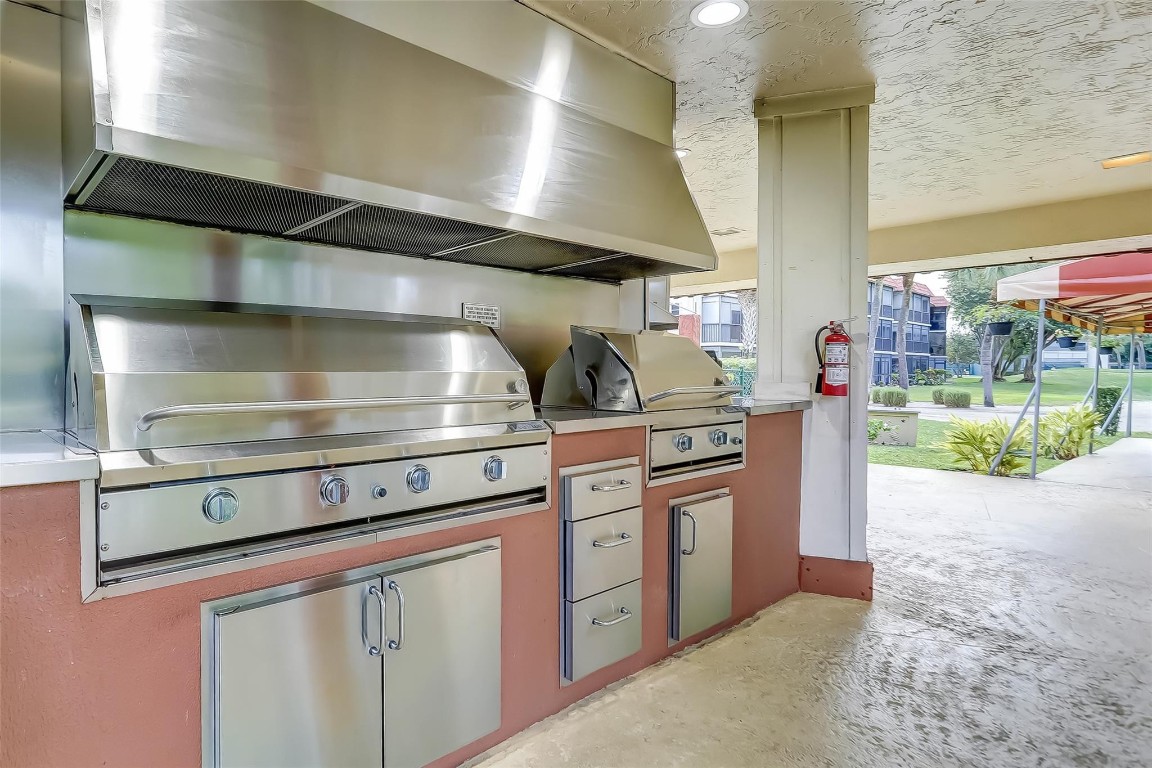 HOLLYBROOK GOLF & TENNIS - Residential