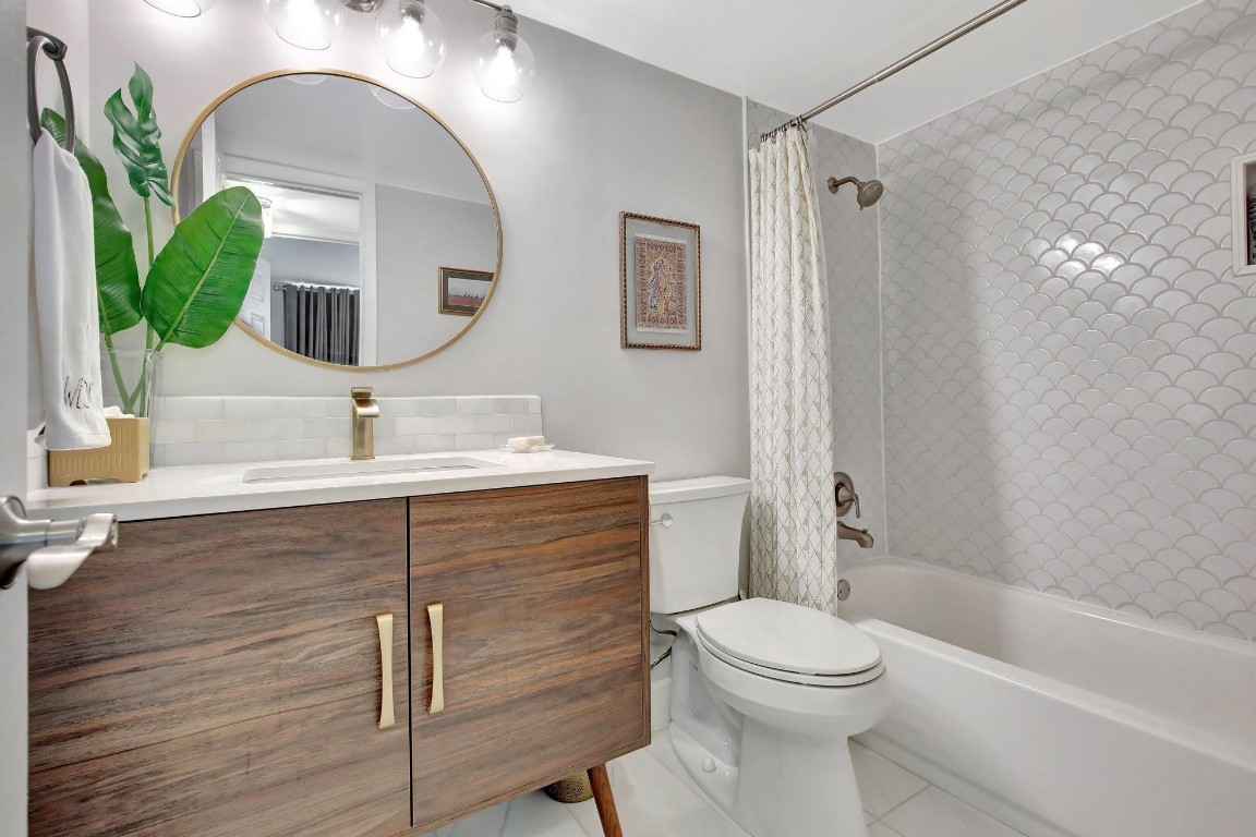 HOLLYBROOK GOLF & TENNIS - Residential