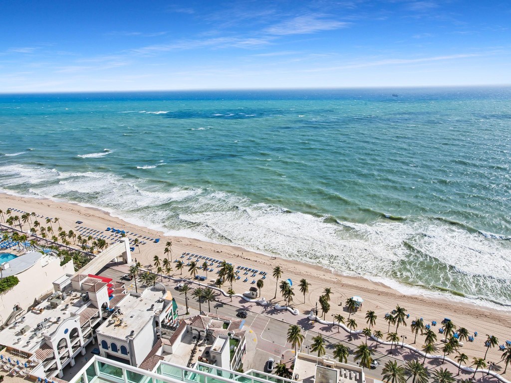 Las Olas Beach Club - Residential