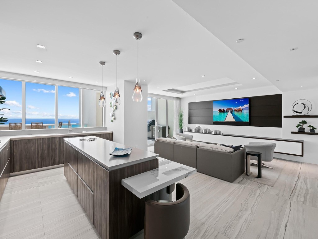 Las Olas Beach Club - Residential