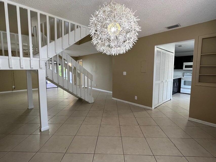 COUNTRY LAKE - Residential Lease