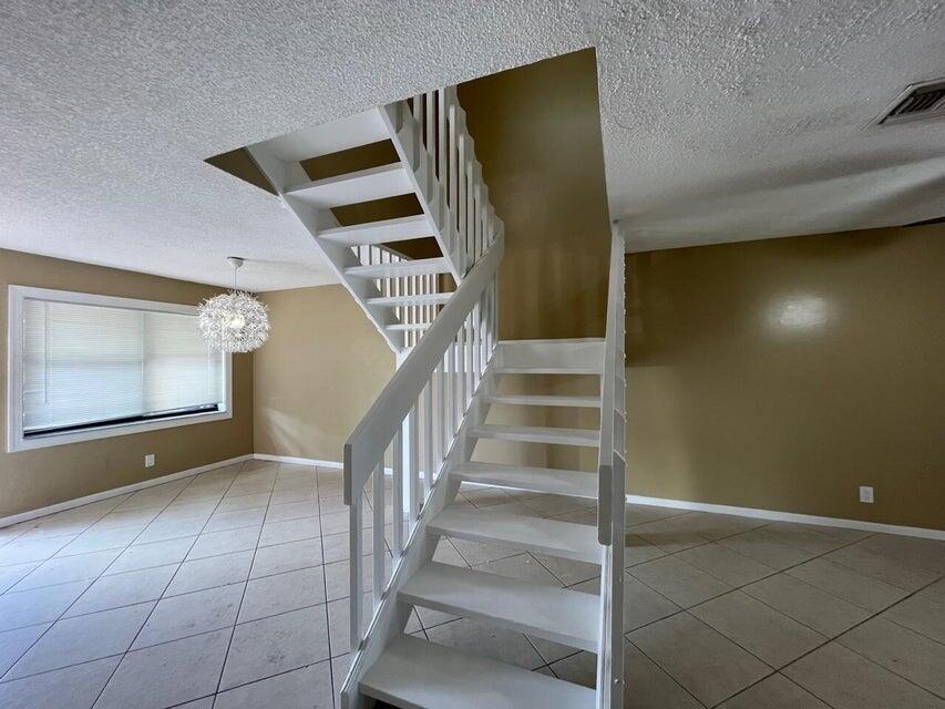 COUNTRY LAKE - Residential Lease