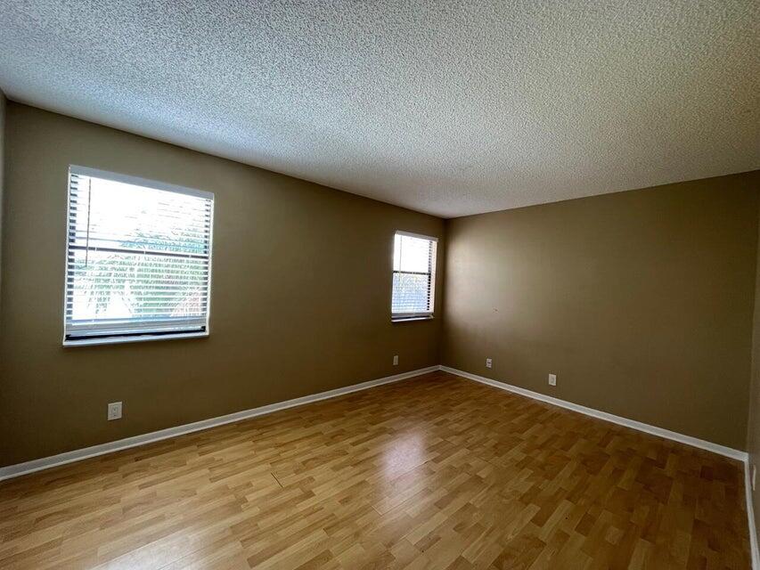 COUNTRY LAKE - Residential Lease