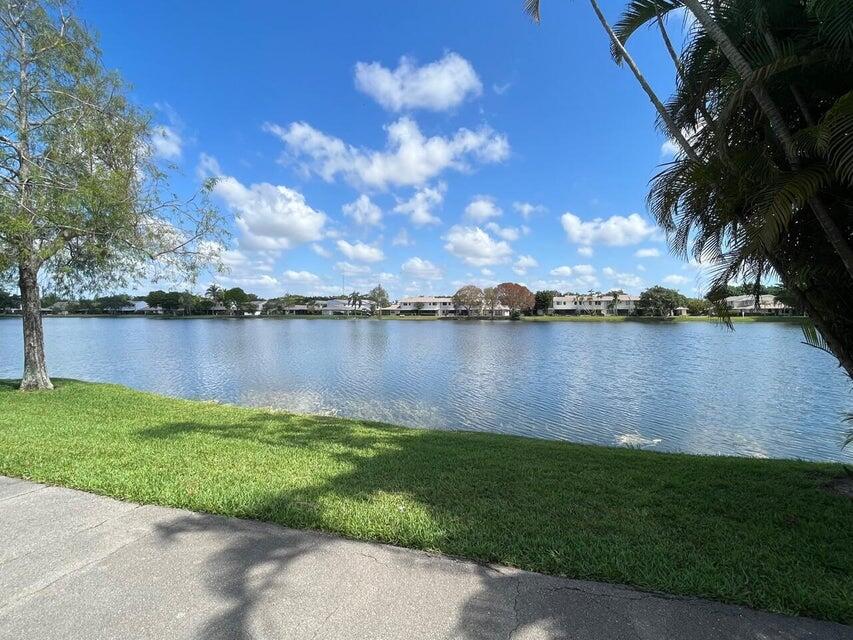 COUNTRY LAKE - Residential Lease