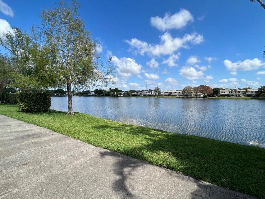 COUNTRY LAKE - Residential Lease