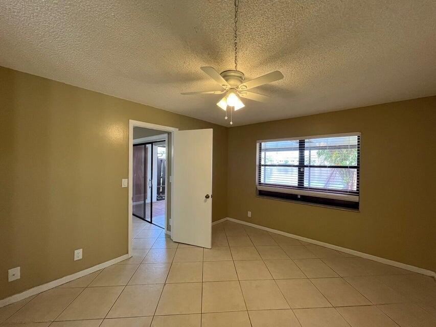 COUNTRY LAKE - Residential Lease