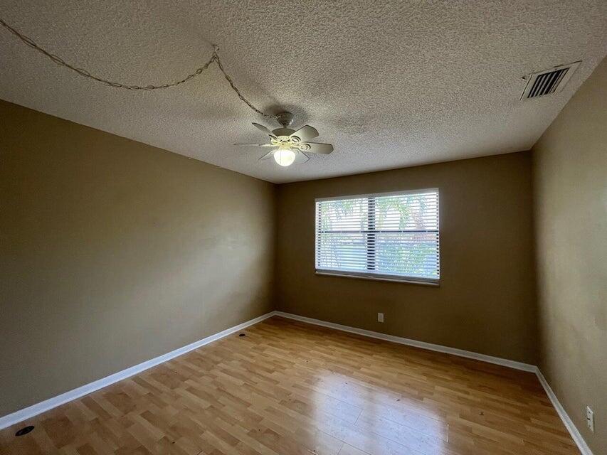 COUNTRY LAKE - Residential Lease