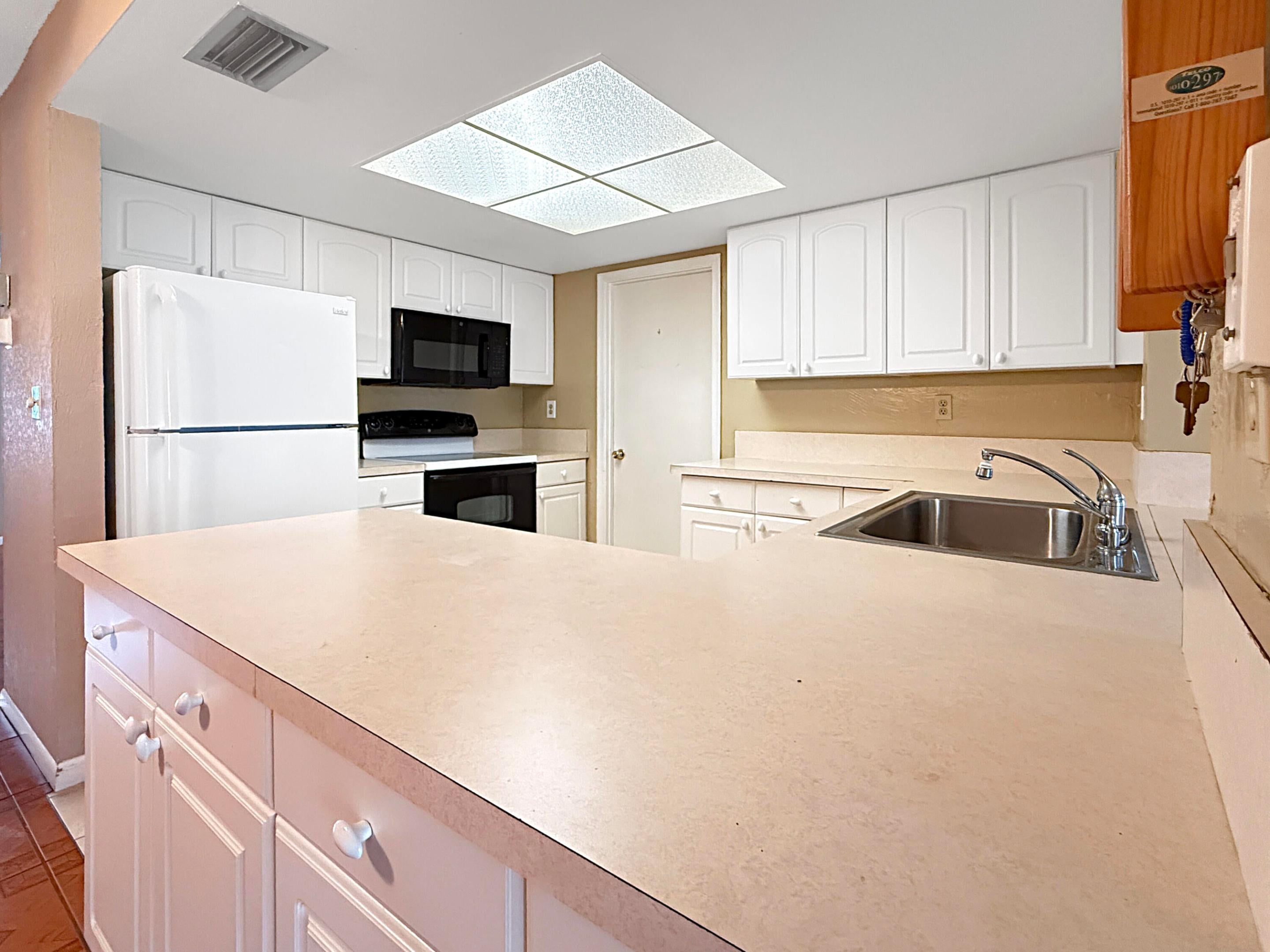 6755 NW 16TH Street, Margate, FL, 33063/$275,000 4 6755 NW 16TH Street