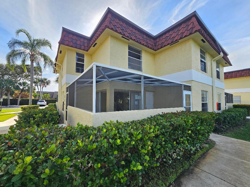 VILLAS ON THE GREEN CONDO - Residential