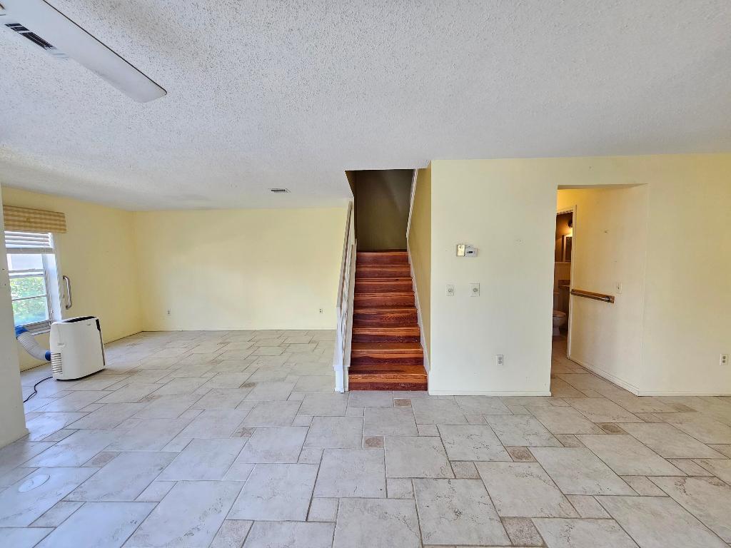 VILLAS ON THE GREEN CONDO - Residential