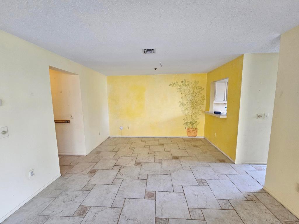 VILLAS ON THE GREEN CONDO - Residential