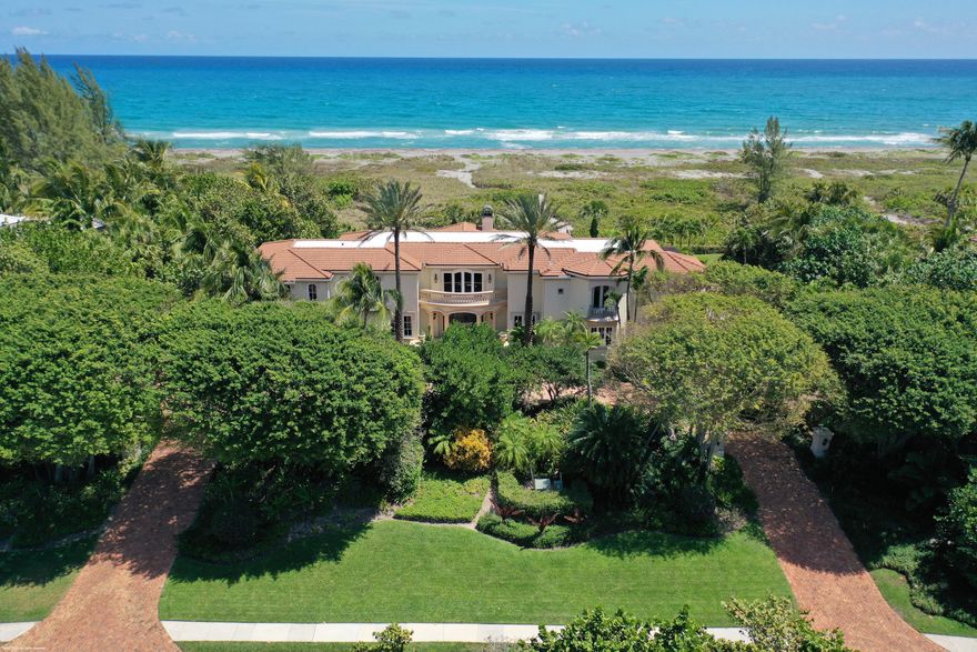 This light-filled Mediterranean style home sits on 3 acres with 200 feet of breathtaking Ocean frontage. The great entry leads you to inviting indoor and outdoor entertaining spaces. Enjoy all the aspects of living on Jupiter Island in this luxury South Florida estate.

Features include:
5 bedrooms 
Gourmet Kitchen
3-Car Garage
Elevator
Lagoon Pool with Cabana Bath
Outdoor Summer Kitchen
Whole House Generator