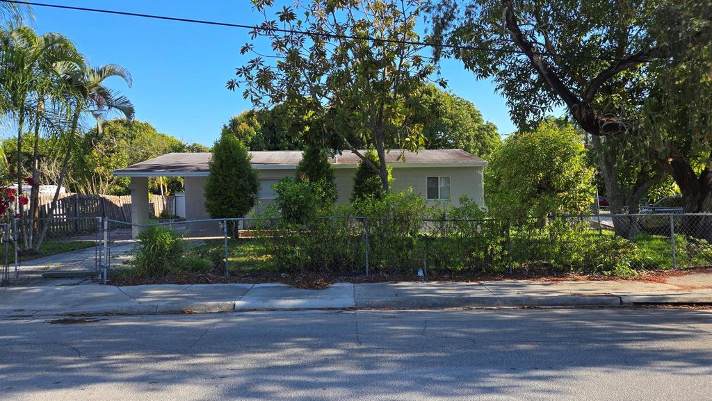 Photo of 2102 Delaware Avenue, Fort Pierce, FL 34950 (MLS # R11081405)
