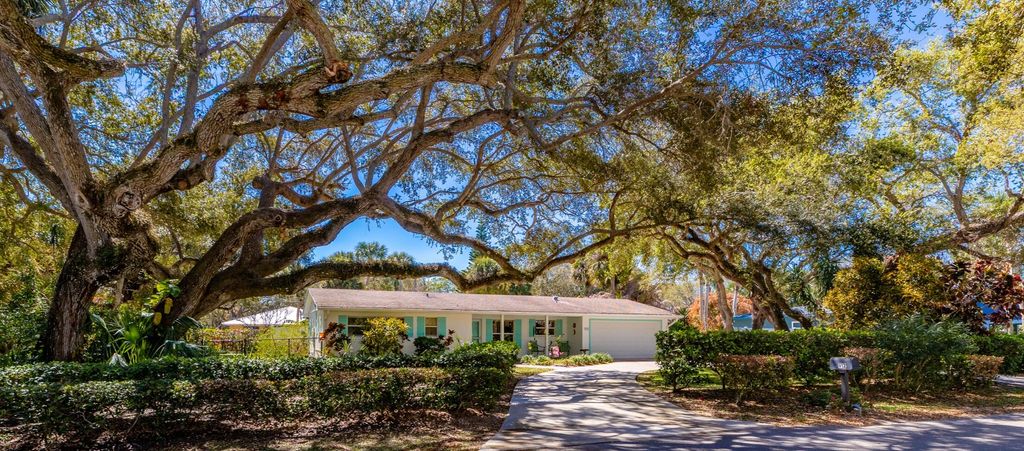 Photo of 912 Coquina Lane, Vero Beach, FL 32963 (MLS # R11166278)