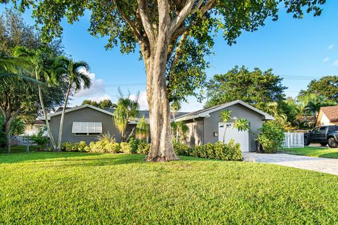 1903 Central Court Lake Clarke Shores FL 33406