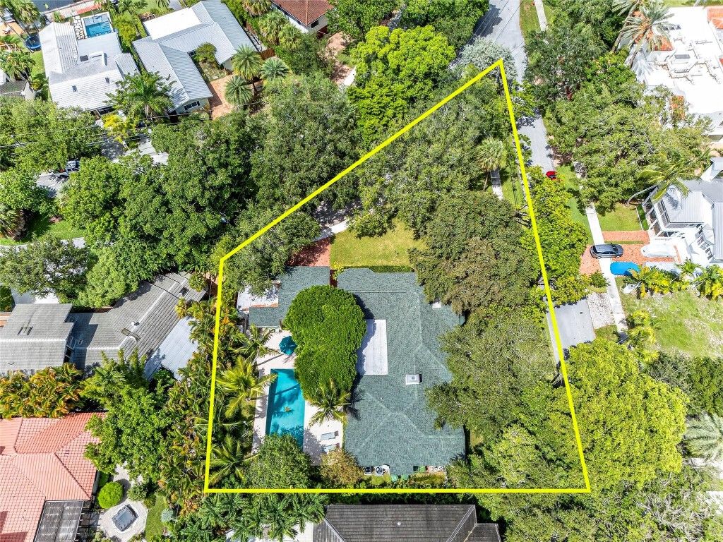 Photo of 1017 SE 13th Terrace, Fort Lauderdale, FL 33316 (MLS # F10526487)