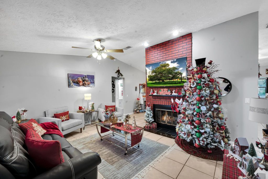 Photo of 582 SE Floresta Drive, Port Saint Lucie, FL 34983 (MLS # R10947372)