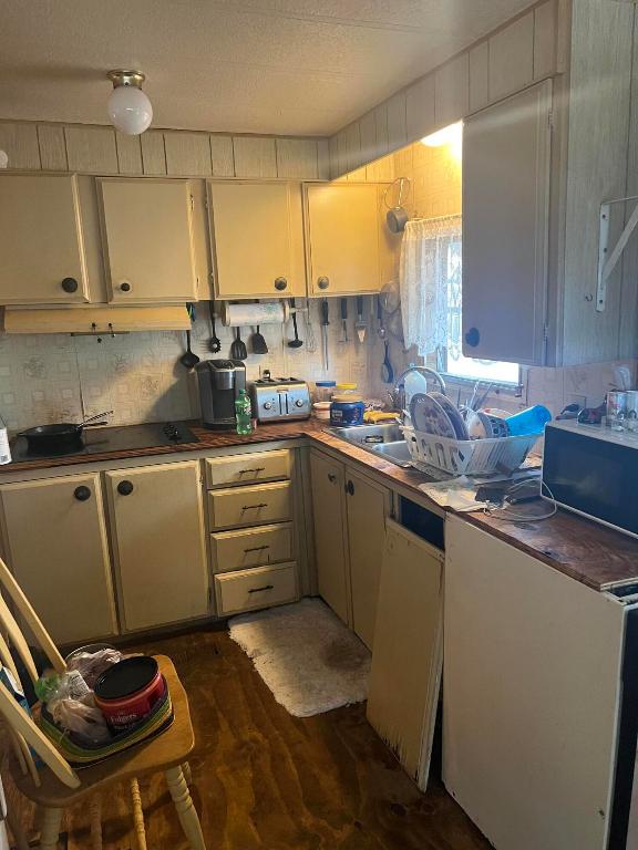 COUNTRY KNOLLS - Residential