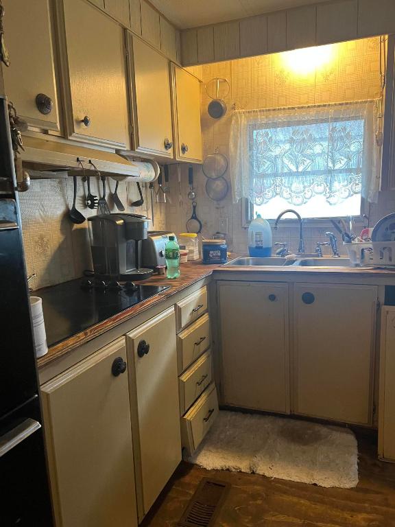 COUNTRY KNOLLS - Residential