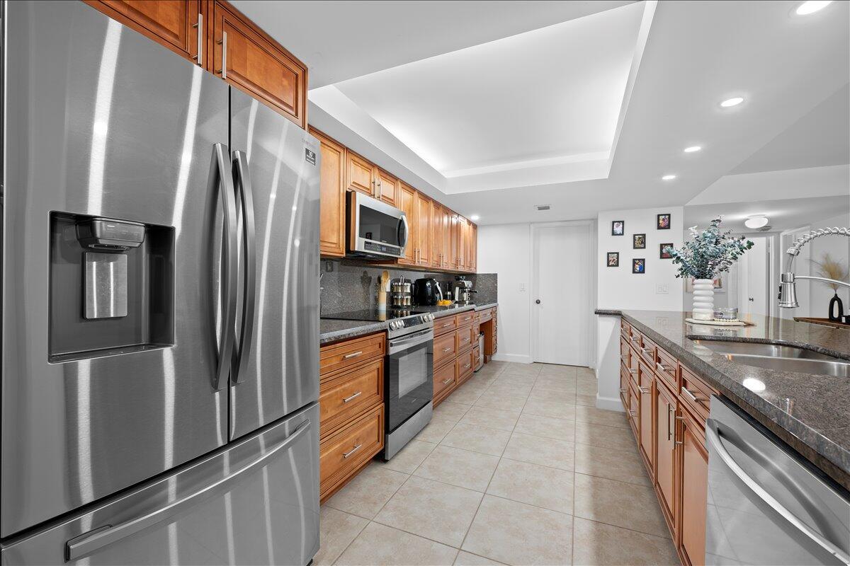 LAVERS RESORT & RACQUET C - Residential Lease