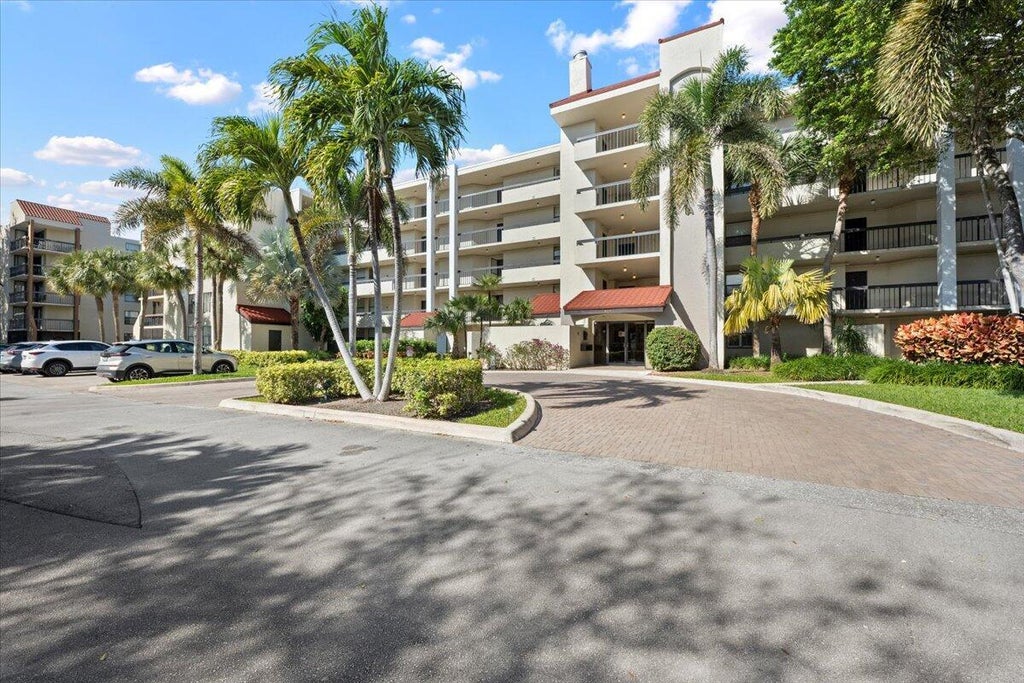 Photo of 825 Egret Circle #102, Delray Beach, FL 33444 (MLS # R11146159)