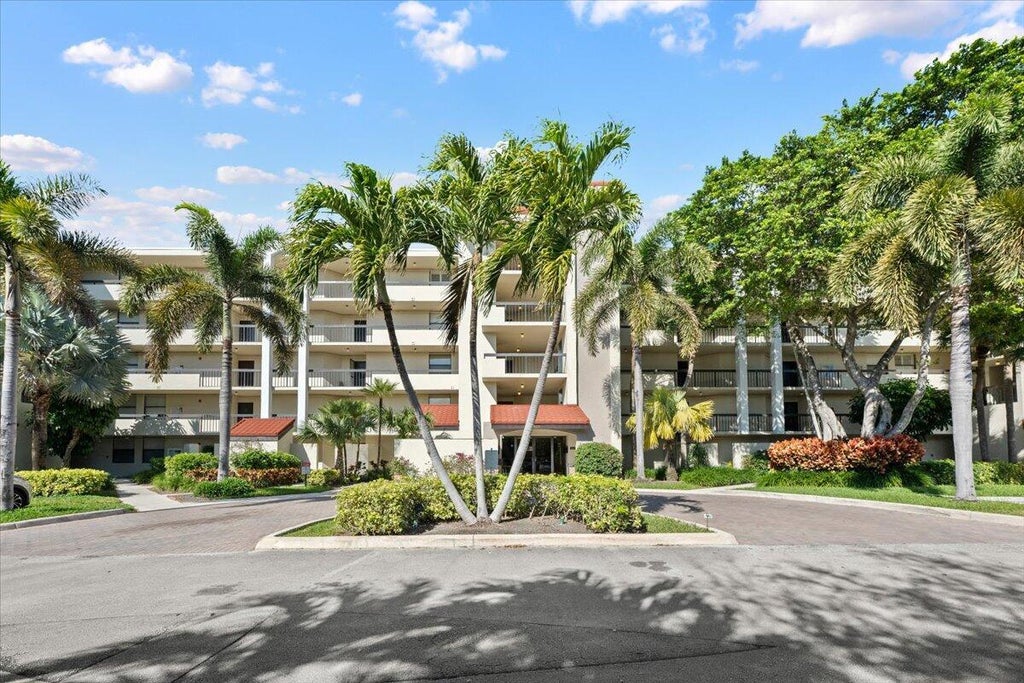 Photo of 825 Egret Circle #102, Delray Beach, FL 33444 (MLS # R11146159)