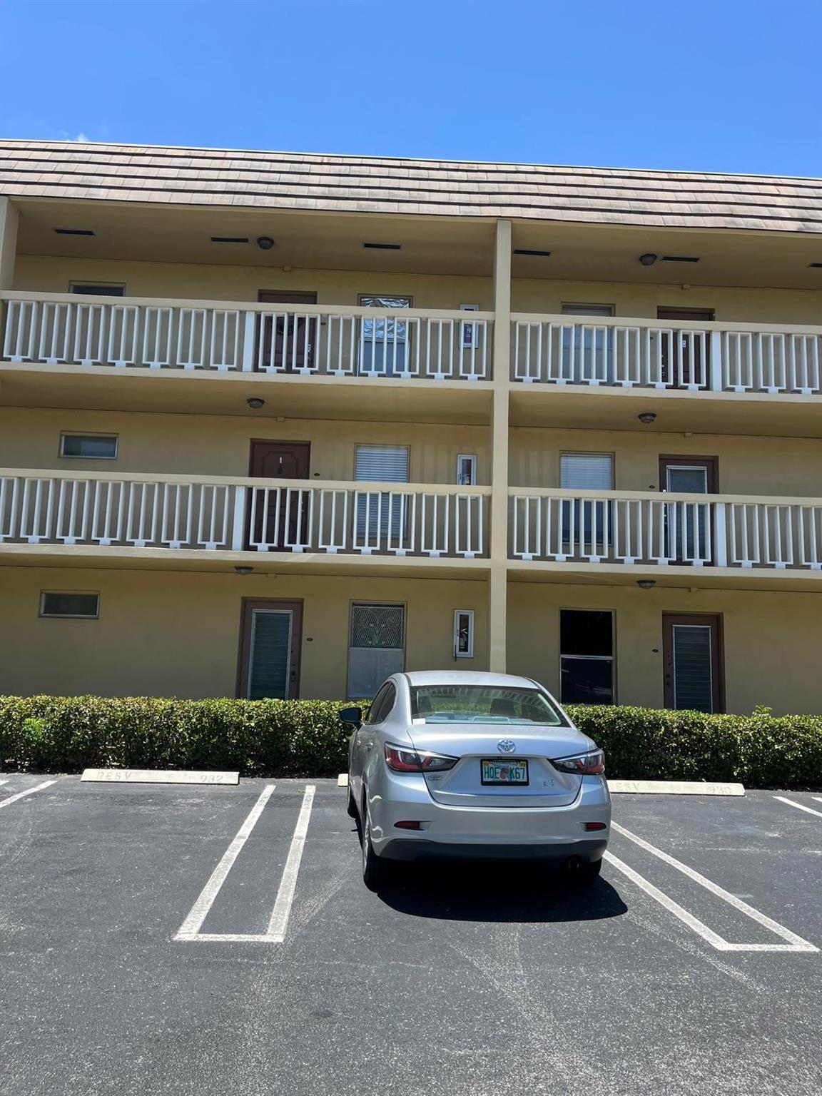 MOVE-IN SPECIAL! Just First Month + Deposit! EASY AND FAST APPROVAL PROCESS
Discover comfort and convenience in this charming 1st-floor 1-bedroom, 1-bath condo with serene lake views—perfect for those seeking a relaxed lifestyle in a vibrant 55+ community. The unit features brand-new carpet, a new dishwasher, and will be freshly painted before move-in.
Bermuda Club offers a wide range of amenities, including a fitness center, movie room, four heated pools, tennis courts, shuffleboard, a card room, a game room with billiards and ping pong, and a library—ideal for staying active and social.
Located close to shopping, dining, and entertainment, this condo provides both comfort and convenience. Schedule your showing today and take advantage of this limited-time offer!