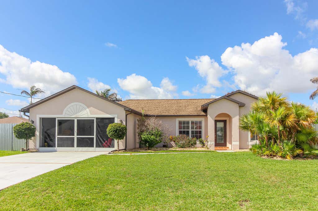 Photo of 2718 SW Hamilton Avenue, Port Saint Lucie, FL 34987 (MLS # B26031529)