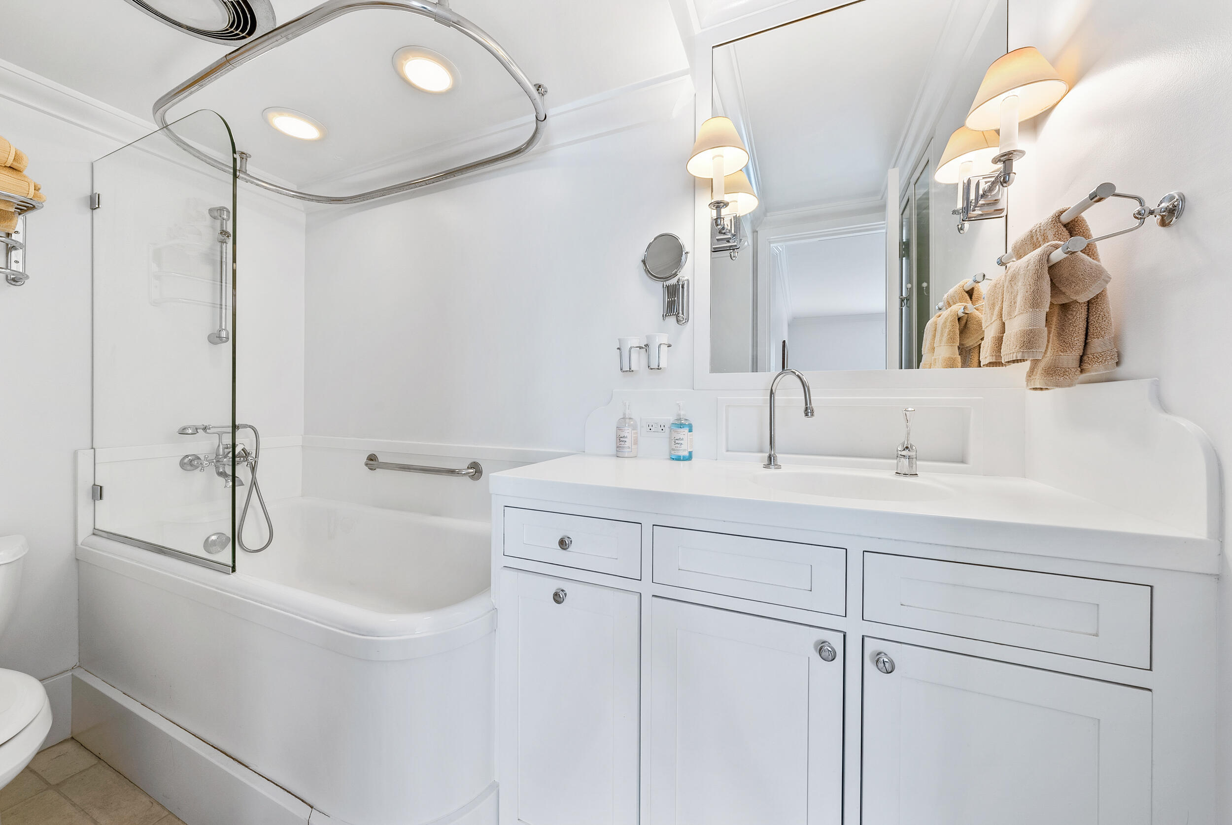 FOUR 55 WORTH AVE CORP - Residential Lease